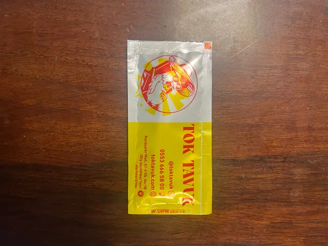 Restoran için sarı ambalajlı logolu baskılı ıslak mendil